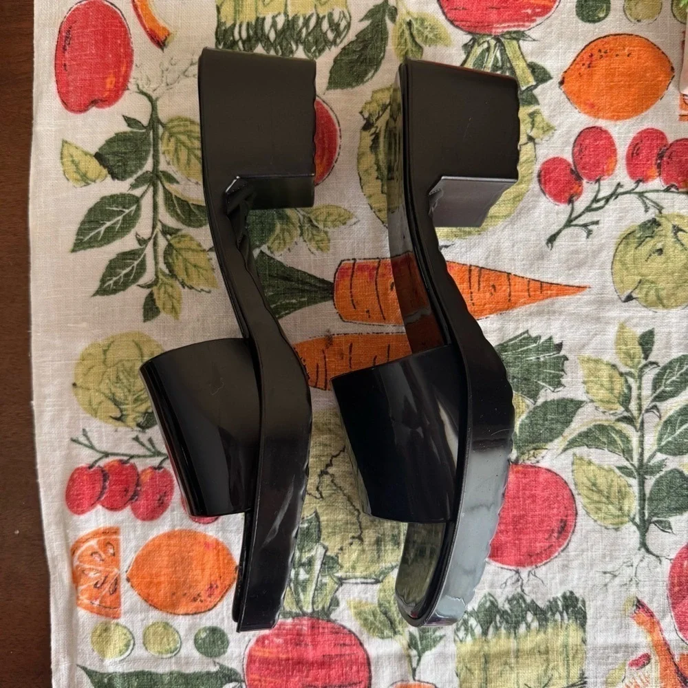 Vintage Mudd patent leather black platform sandals size 9